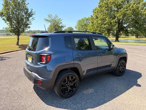 Used 2023 Jeep Renegade Altitude AWD/4WD image 5