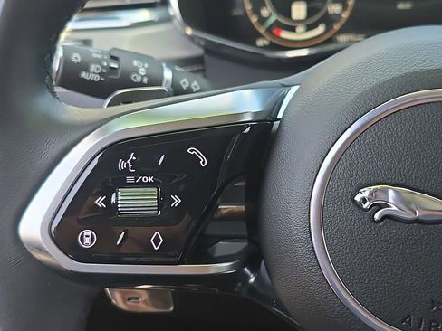 Used 2025 Jaguar F-PACE R-Dynamic S AWD/4WD image 17