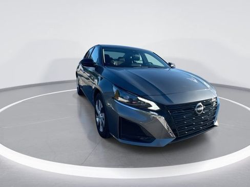 Used 2025 Nissan Altima 2.5 S FWD image 2