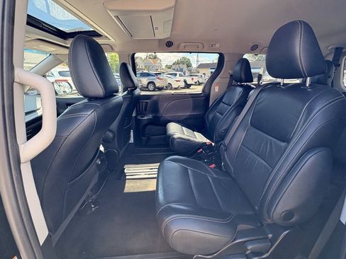 Used 2017 Toyota Sienna SE Premium FWD image 22