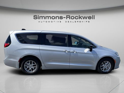 Used 2024 Chrysler Pacifica Touring-L FWD image 6