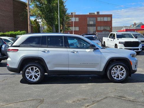 Used 2022 Jeep Grand Cherokee Limited image 6