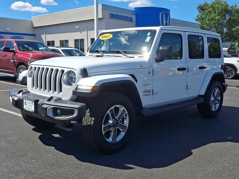 Used 2018 Jeep Wrangler Unlimited Sahara AWD/4WD image 3