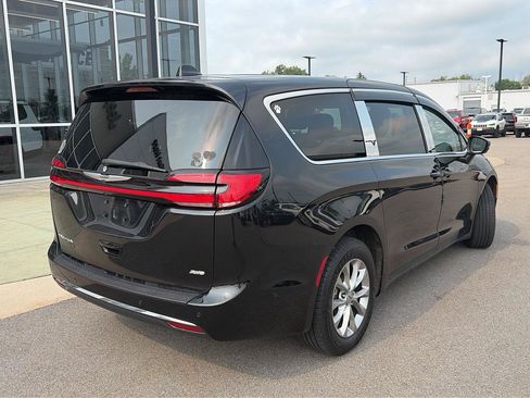 Used 2023 Chrysler Pacifica Touring-L w/ Uconnect Theater Family Group AWD/4WD image 2