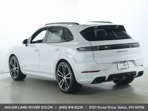 Used 2025 Porsche Cayenne GTS AWD/4WD image 5