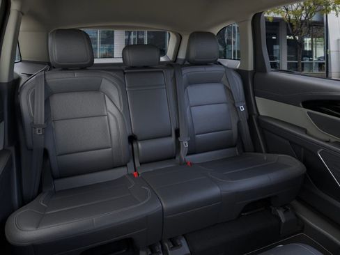 Used 2025 Lincoln Nautilus Premier image 11