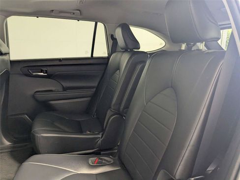 Used 2021 Toyota Highlander XLE FWD image 34