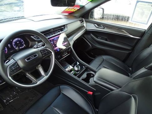 Used 2025 Jeep Grand Cherokee L Limited w/ Black Appearance Package image 9