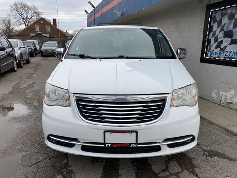 Used 2015 Chrysler Town & Country Touring-L w/ Driver Convenience Group image 5
