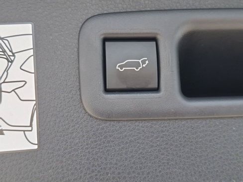 Used 2024 Toyota Highlander XLE FWD image 31