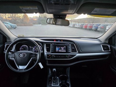 Used 2019 Toyota Highlander LE image 19