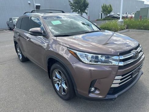 Used 2019 Toyota Highlander Limited Platinum w/ Carpet Mat Package (TMS) AWD/4WD image 4