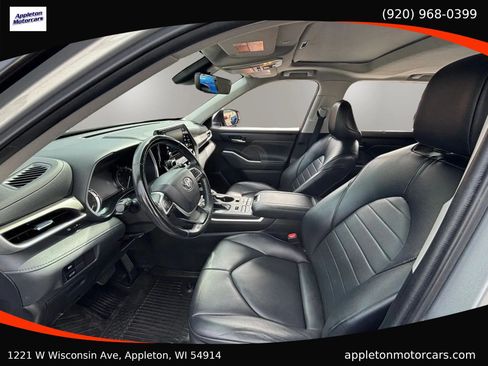 Used 2022 Toyota Highlander XLE AWD/4WD image 29