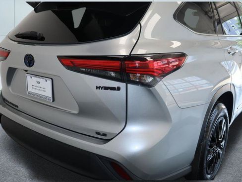 Used 2022 Toyota Highlander XLE AWD/4WD image 14