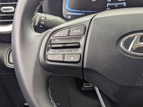 Used 2025 Hyundai Venue Limited image 15