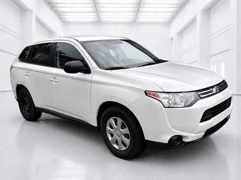 Used 2014 Mitsubishi Outlander ES FWD image 1