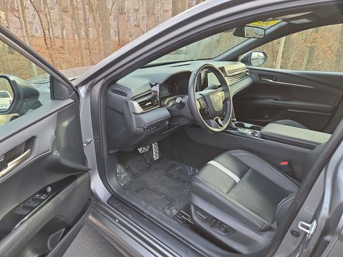 Used 2025 Toyota Camry SE image 11