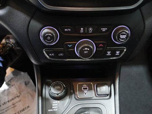 Certified 2019 Jeep Cherokee Latitude Plus w/ Cold Weather Group image 25