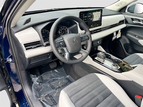 New 2025 Mitsubishi Outlander SE image 8