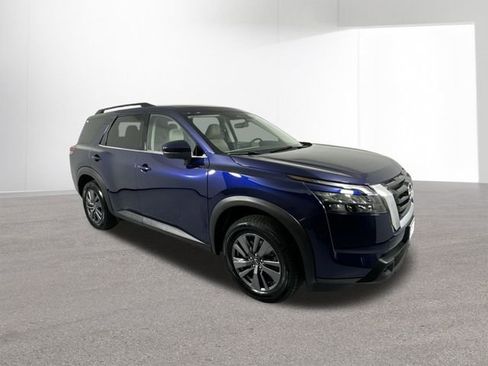 Used 2023 Nissan Pathfinder SV image 3