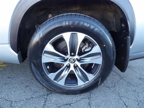 Used 2022 Toyota Highlander XLE image 23