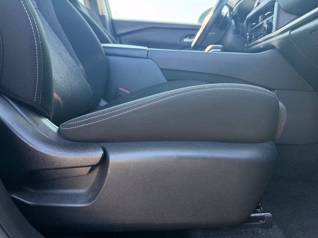 Used 2025 Nissan Rogue SV FWD image 31