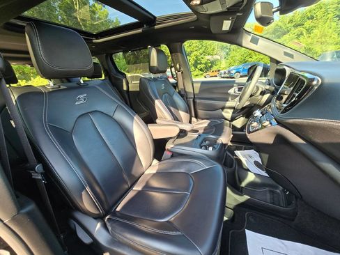 Used 2023 Chrysler Pacifica Touring-L w/ S Appearance Package FWD image 16