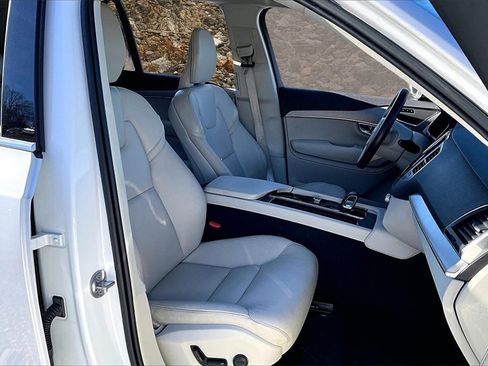 Used 2023 Volvo XC90 B5 Core image 7
