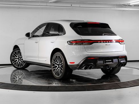 Certified 2023 Porsche Macan image 3