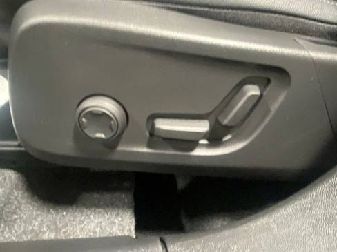 Used 2025 Volvo XC40 B5 Core image 12