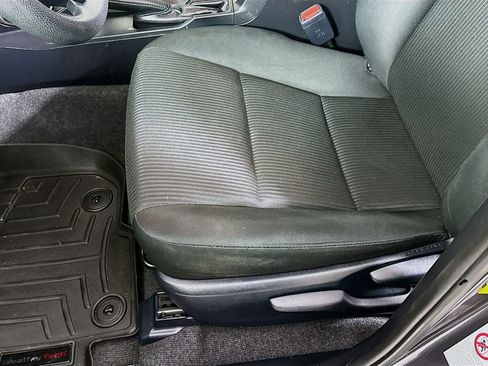 Used 2017 Toyota RAV4 LE FWD image 9