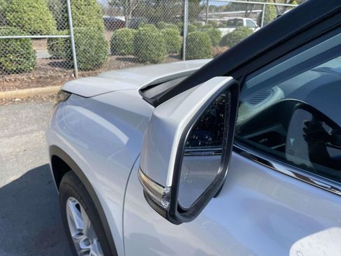 Used 2024 Toyota Highlander LE image 26