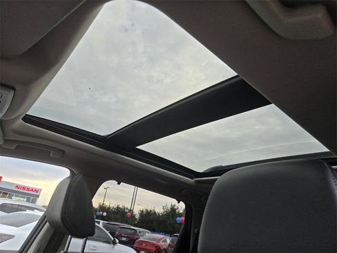 Used 2021 Nissan Rogue SL w/ Premium Package image 18