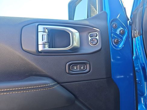 New 2025 Jeep Gladiator Sport image 11