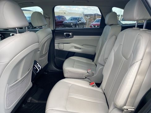 Used 2022 Kia Sorento EX w/ Panoramic Sunroof Package image 19