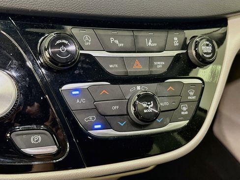 Used 2024 Chrysler Pacifica Touring-L FWD image 23