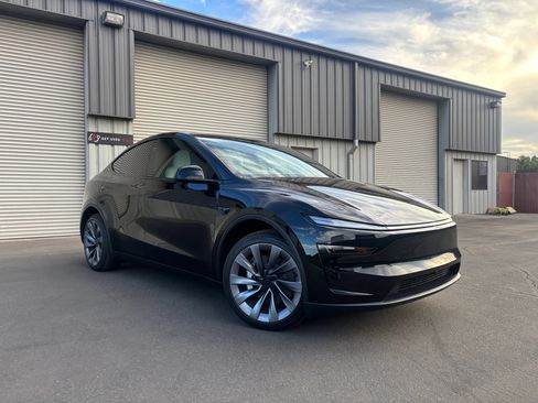 Used 2026 Tesla Model Y 2WD image 1