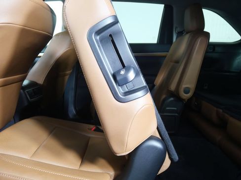 Used 2019 Toyota Highlander Limited FWD image 16