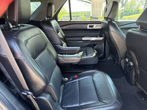 Used 2022 Ford Explorer Limited w/ Equipment Group 301A RWD image 11