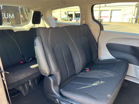Used 2020 Chrysler Voyager L image 24