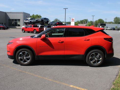 Used 2025 Chevrolet Blazer LT AWD/4WD image 5