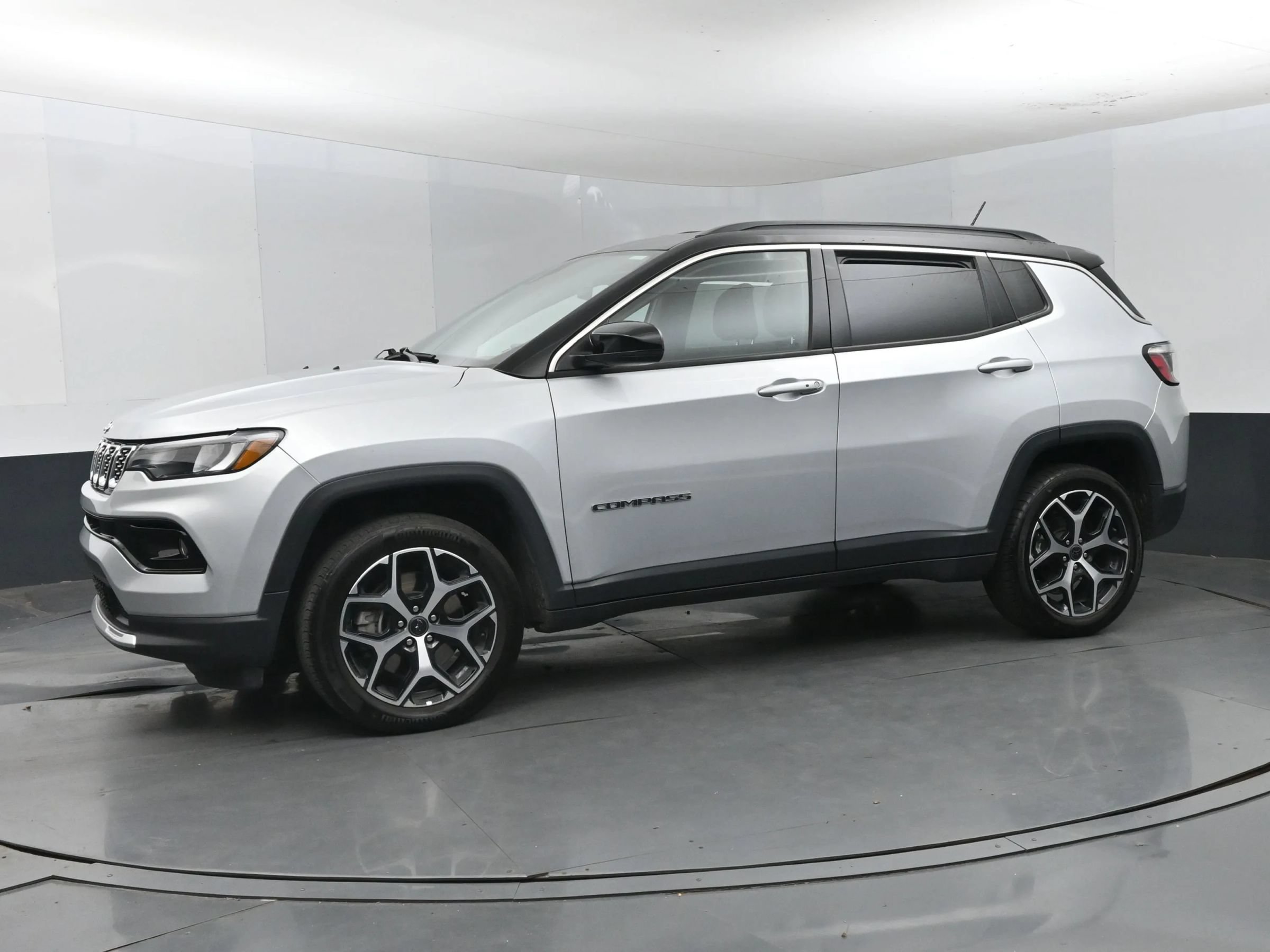 Used 2025 Jeep Compass Limited AWD/4WD image 5