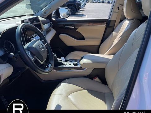 Used 2022 Toyota Highlander Platinum AWD/4WD image 12