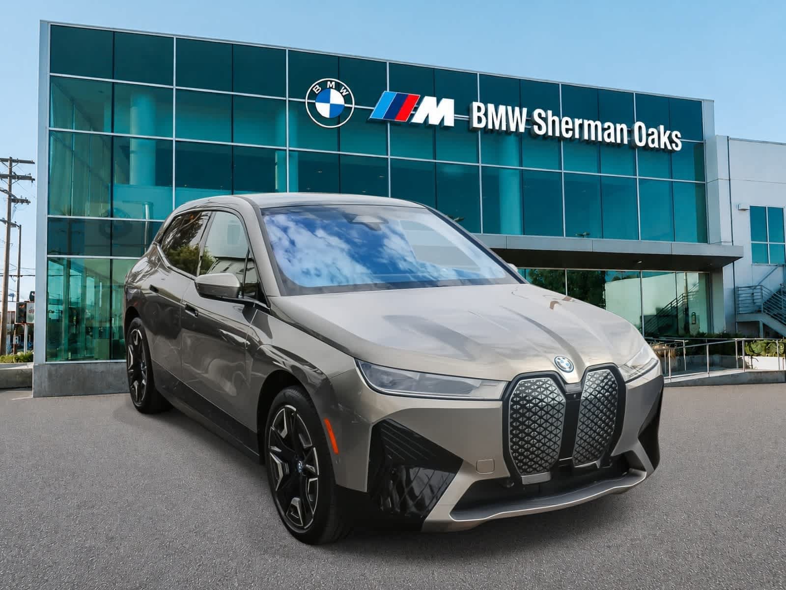 Used 2024 BMW iX xDrive50 w/ Sport Package AWD/4WD image 3