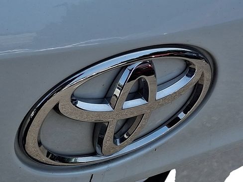 Used 2023 Toyota Highlander XLE AWD/4WD image 31