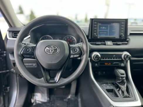 Used 2020 Toyota RAV4 XLE w/ Convenience Package FWD image 12