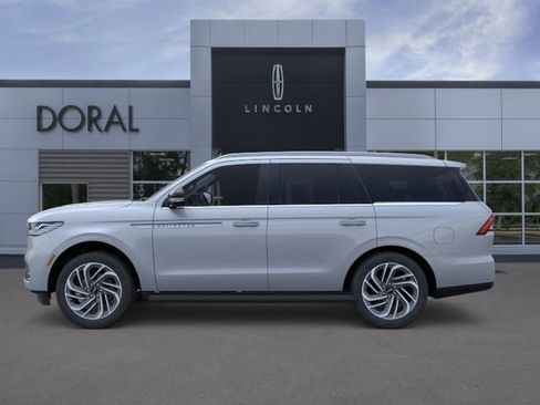 New 2026 Lincoln Navigator Premiere AWD/4WD image 3