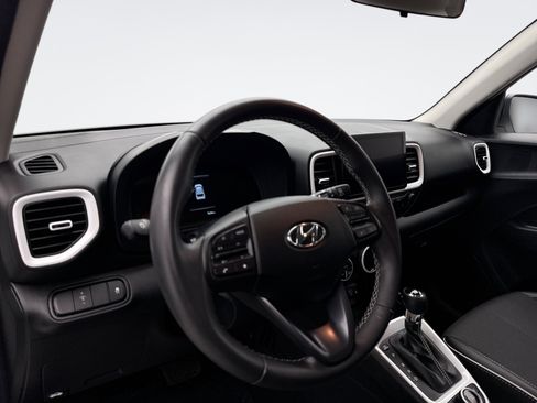 Used 2025 Hyundai Venue Limited image 10