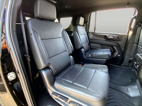 Used 2026 Chevrolet Suburban LT w/ Comfort Package RWD image 19