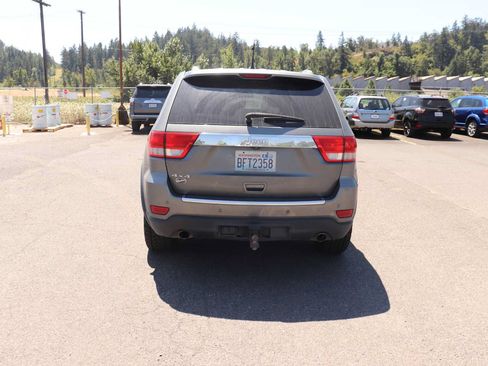 Used 2013 Jeep Grand Cherokee Overland w/ Advance Technology Group AWD/4WD image 6